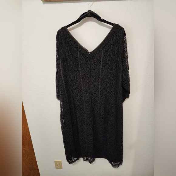 Lace dress - Picture 4 of 7